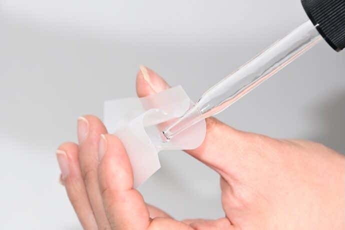 熱圧着パウチ容器に液体を入れる