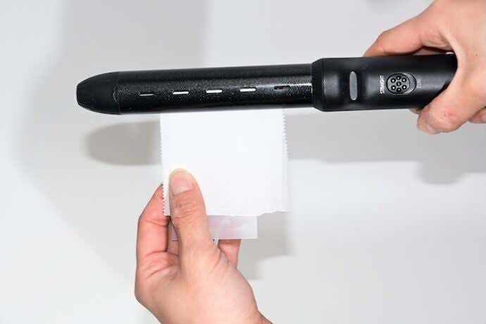 熱圧着パウチ容器にヘアアイロンをあてる