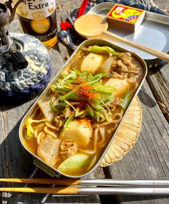 ③煮立ったら、そば、ねぎ、カレールーを入れて煮込む。

④最後に片栗粉（水大さじ1でといたもの）を加えてかき混ぜ、出来上がり。