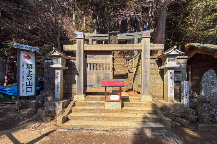頂上登山口の鳥居