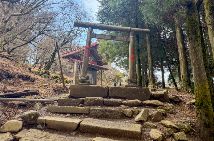 山頂手前にある鳥居