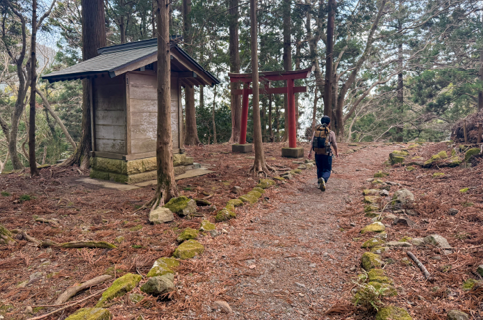 見晴台から歩いた先にある鳥居