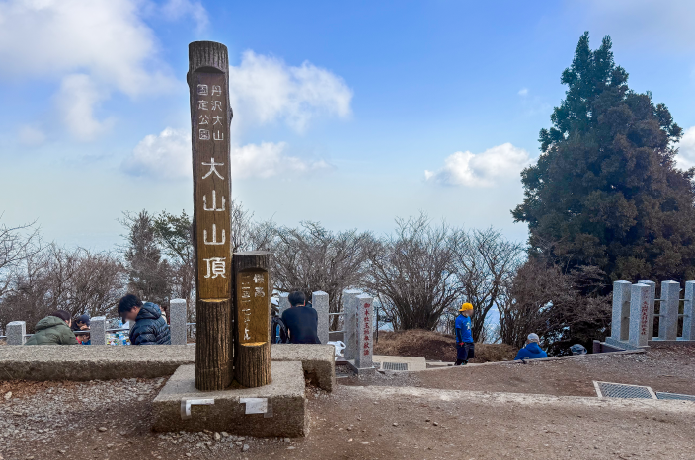 テーブルやベンチが数多くある大山山頂