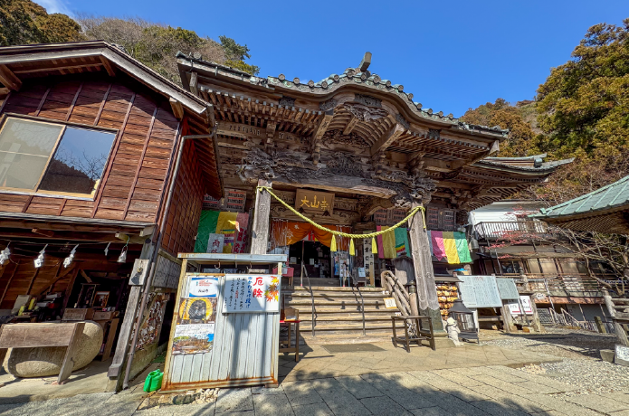 女坂の中腹に建つ大山寺