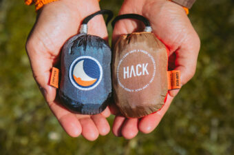 CAMP HACKとTicket To The Moonがコラボ。別注カラーのエコバッグ2色が登場