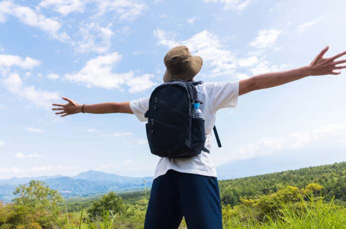 バックパックを背負った男性