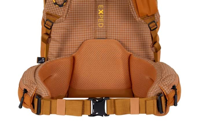 ▲ハーネスとヒップベルトの設計を最適化。荷重分散効率を高め、縦走時の安定性を向上