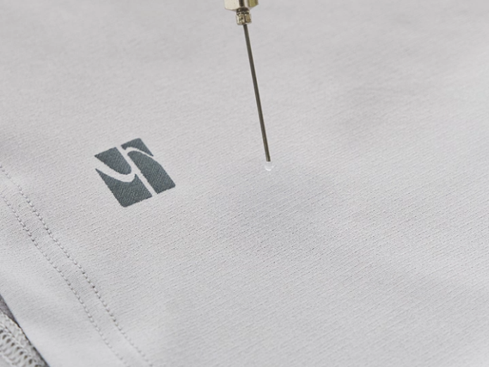 光学的に「汗ジミ」を目立たなくする