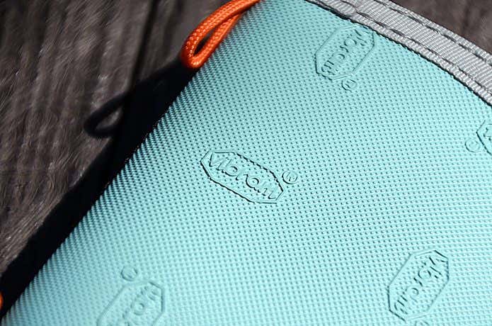 C&C.P.H.EQUIPEMENTのミニ財布の裏面、ビブラムロゴのアップ　Vibram®︎