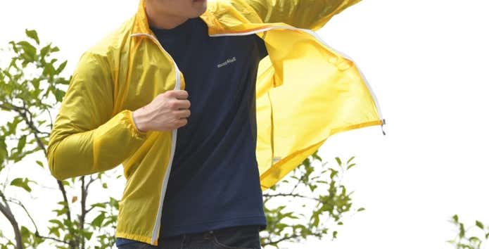 ウィンドブレーカーを羽織る人