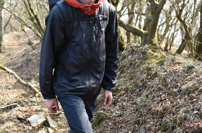 ウインドブラスト Vネックジャケット 登坂中イメージ