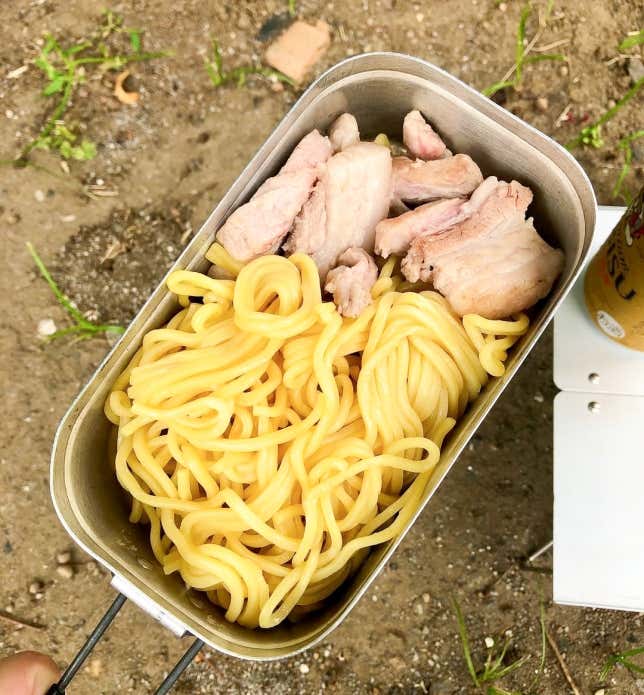 ①豚バラは食べやすいサイズに切る。ニラは3〜4cmに切る。麺は軽くほぐしておく（固ければ少し水をふる）。

②メスティンに豚バラを入れて中火で炒める。

③焼き目が着いたら、麺を入れて炒める。