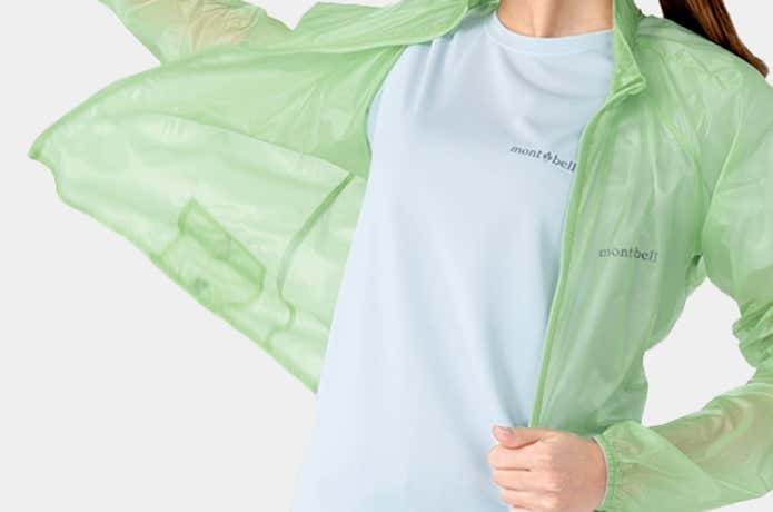 ウィンドブーレカーを羽織る女性