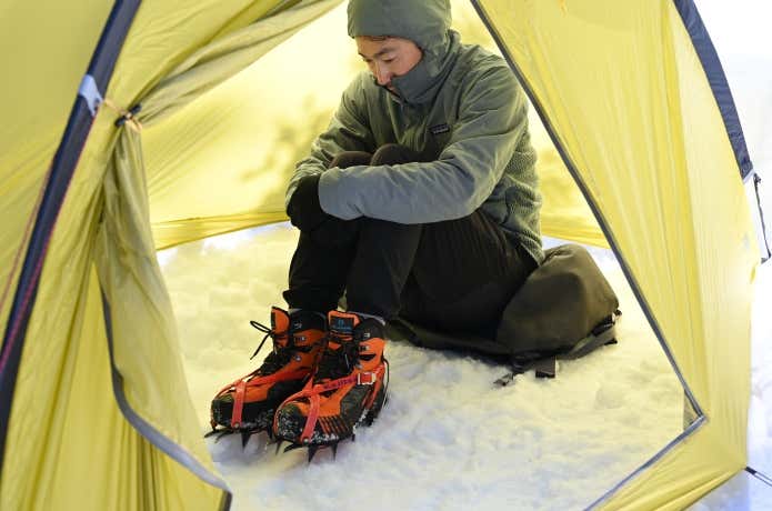 クロスオーバードームFLの室内で停滞する登山者