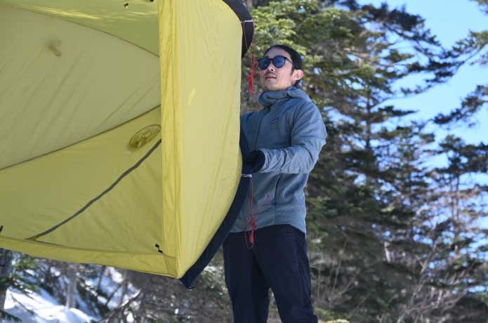 クロスオーバードームFLを持ち上げる登山者