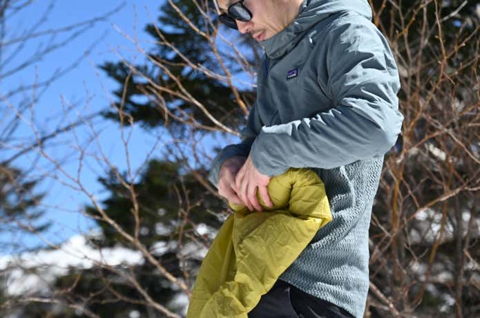 クロスオーバードームFLを畳む登山者