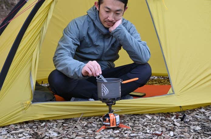 クロスオーバードームFLの中で食事を作る登山者