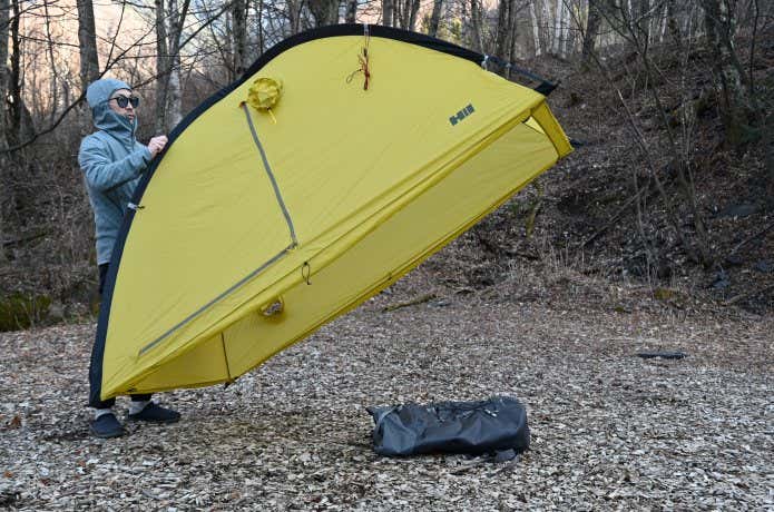 クロスオーバードームFLを持ち上げる登山者