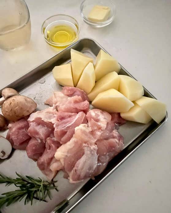 鶏肉とじゃがいもの白ワイン煮込み　下準備