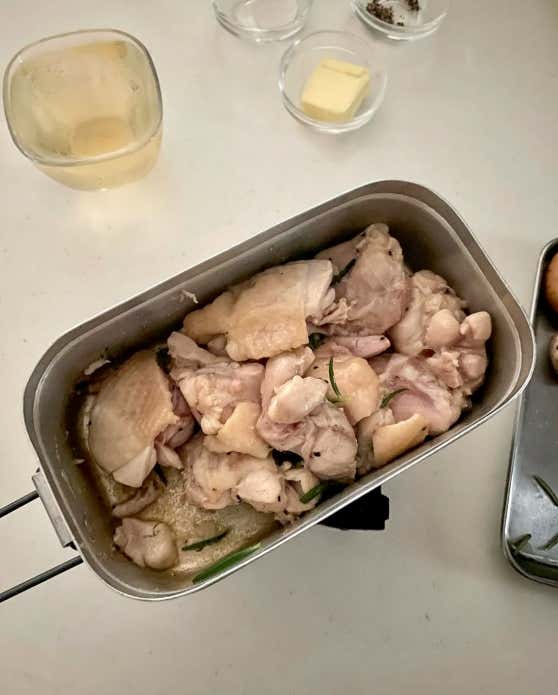 鶏肉とじゃがいもの白ワイン煮込み　焼く