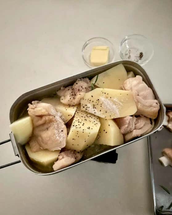 鶏肉とじゃがいもの白ワイン煮込み　煮込む