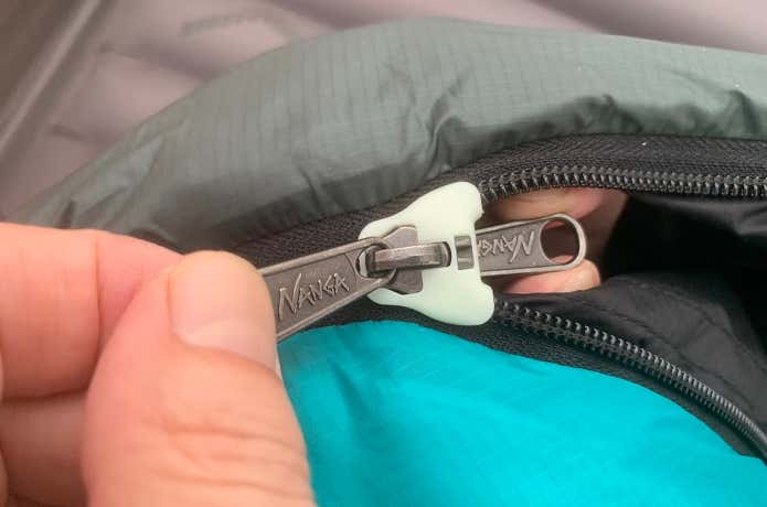 上部のファスナー