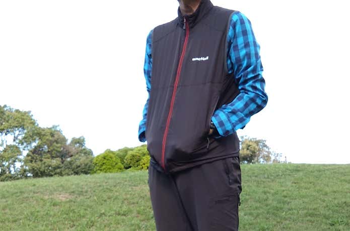 ウィンドシェルベストを着る男性
