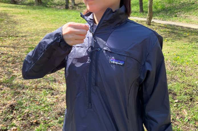 フーディニ・スタッシュ・1/2ジップ・プルオーバーのジップを上げるところ