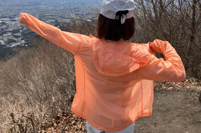 フーディニ・ジャケットを羽織る女性