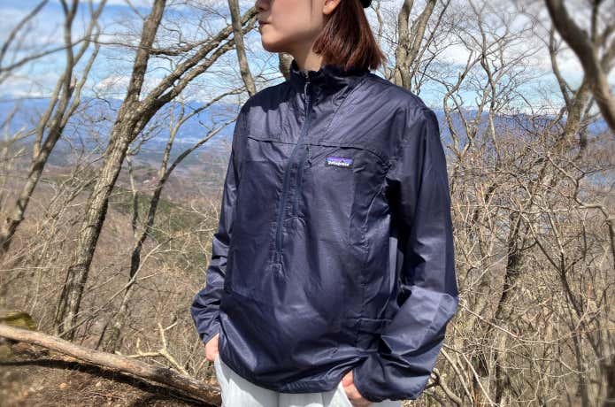 フーディニ・スタッシュ・1/2ジップ・プルオーバーを着る女性