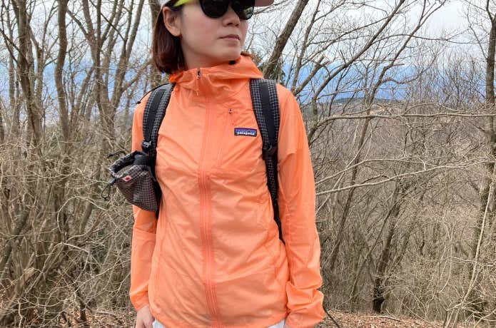 フーディニ・ジャケットを山で着用する女性