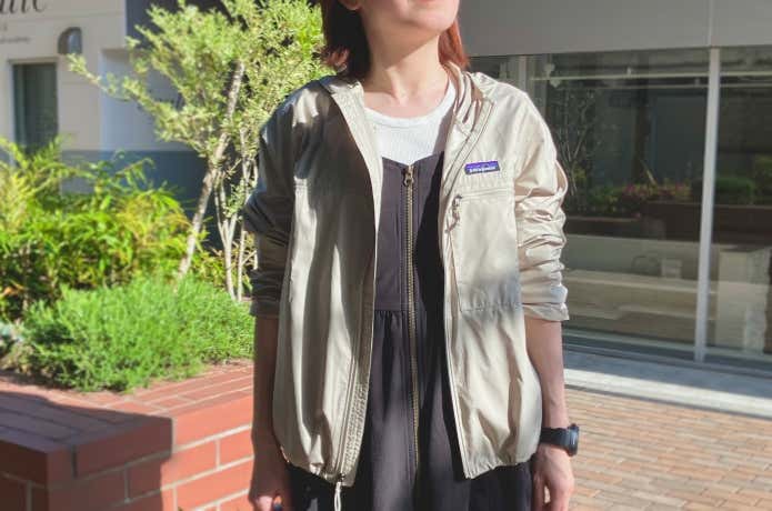 街でウィンドブレーカーを着る女性