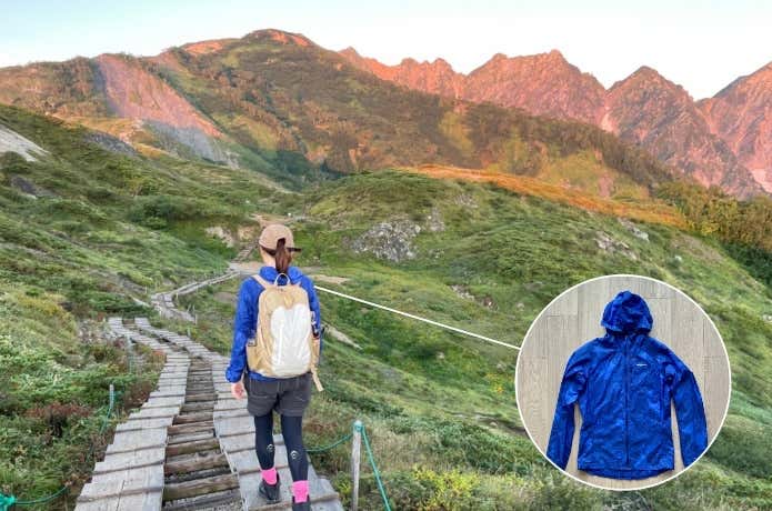 フーディニ・ジャケットを山で着用しているシーン