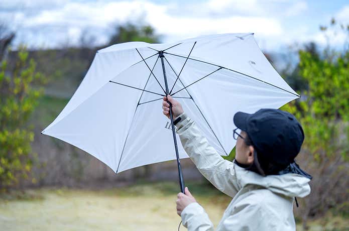 モンベルのO.D.アンブレラ カーボン 60を差す