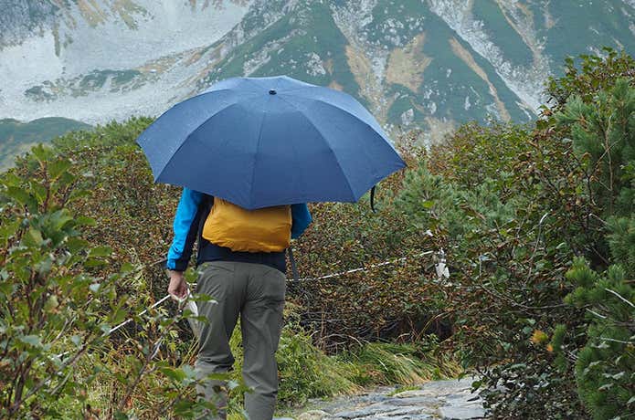 登山で傘使用のイメージ