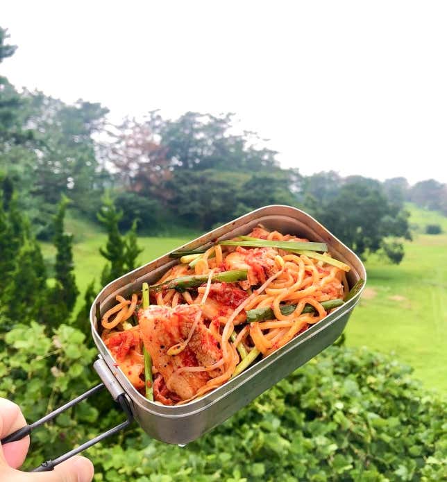 ④キムチ、豆板醤、豆もやしを投入。香りが立つまでしっかり火を入れる。

⑤最後に、ニラ、中華顆粒、しょうゆを入れて全体を混ぜて出来上がり。