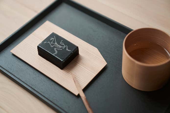 「ARC’TERYX TRAIL HUB TAKAO」で注文できるバードロゴ入りの羊羹とお茶のセット