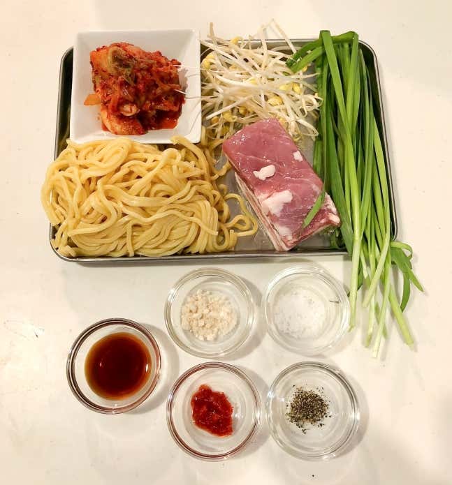 豚キムチ焼きそば　材料