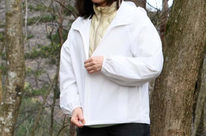 ユニクロ「ポケッタブルUVカットパーカ/NANODESIGN」をダウンの上から着ているところ