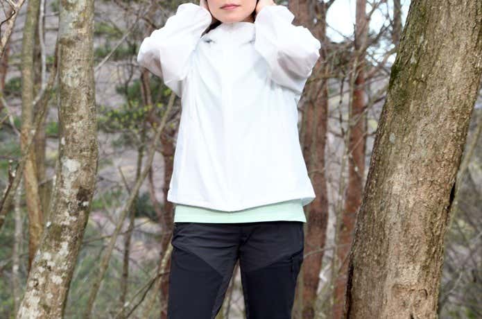 ユニクロ「ポケッタブルUVカットパーカ/NANODESIGN」を着用し腕を上げている場面