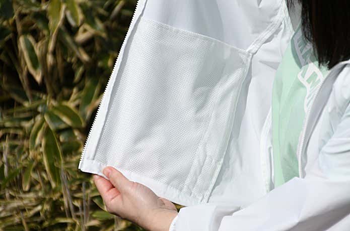 ユニクロ「ポケッタブルUVカットパーカ/NANODESIGN」ポケット内側のメッシュ生地のアップ