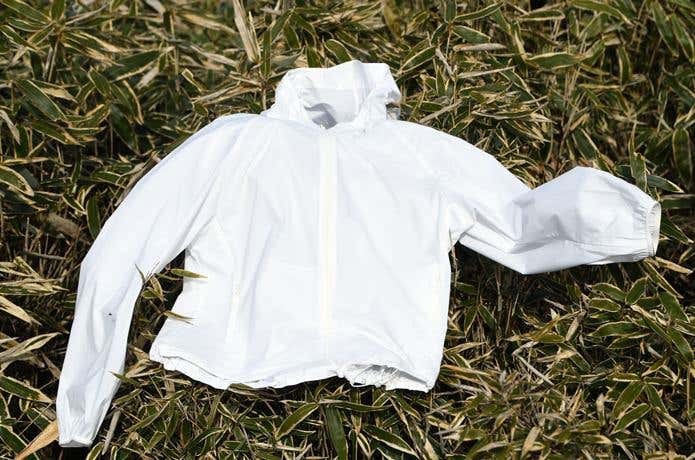 ユニクロ「ポケッタブルUVカットパーカ/NANODESIGN」を笹の上に広げたところ