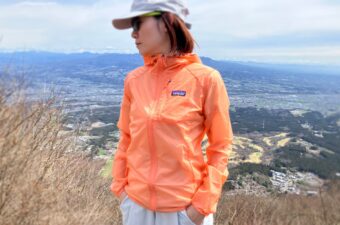 軽くて、気づけばいつも持ってる。使うほどハマる、パタゴニア『フーディニ・ジャケット』の魅力