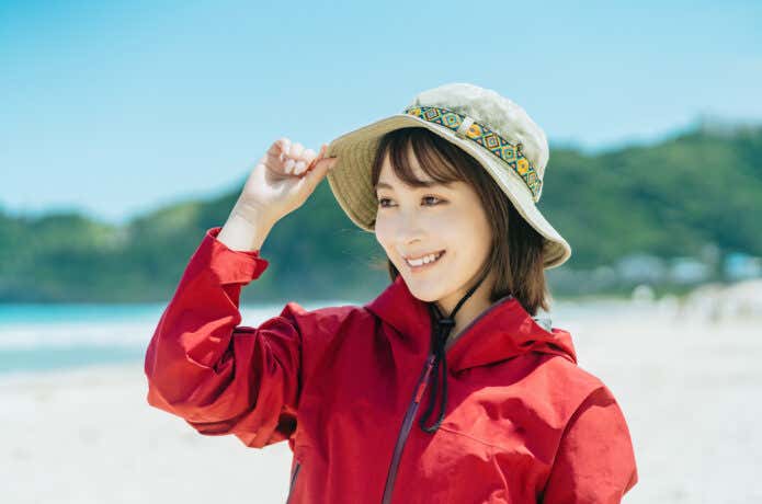 帽子のつばを持つ人