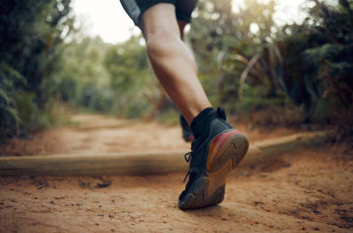 トレイルランニングしている人の足元
