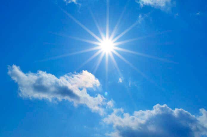 強い日差しが照りつける夏の青空