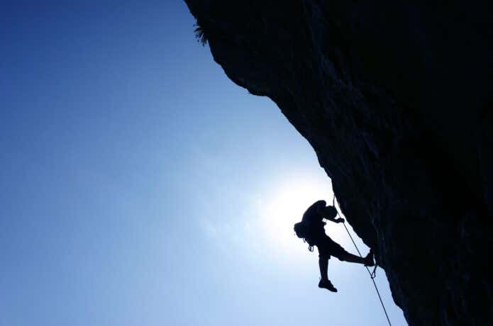 ロッククライミングをする人