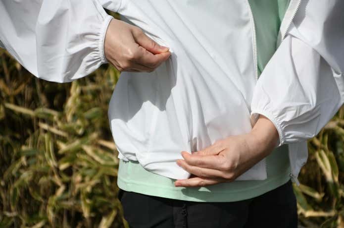 ユニクロ「ポケッタブルUVカットパーカ/NANODESIGN」のポケットのファスナーを上げているところ