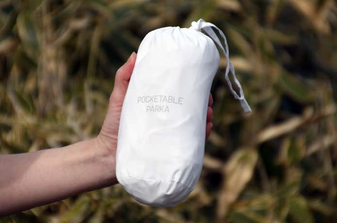 手のひらサイズに収納されたユニクロ「ポケッタブルUVカットパーカ/NANODESIGN」