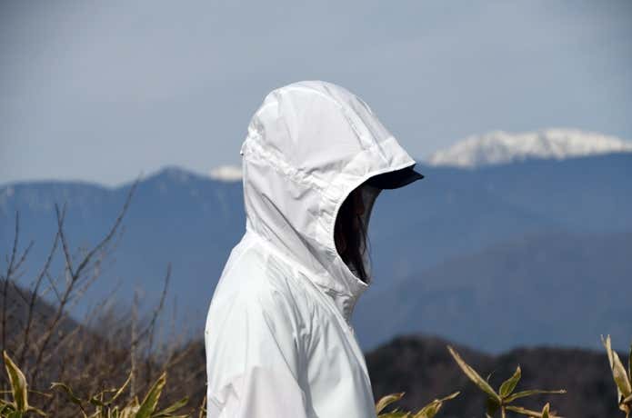 ユニクロ「ポケッタブルUVカットパーカ/NANODESIGN」のフードをかぶって標高1500mの山頂で日差しを浴びているところ